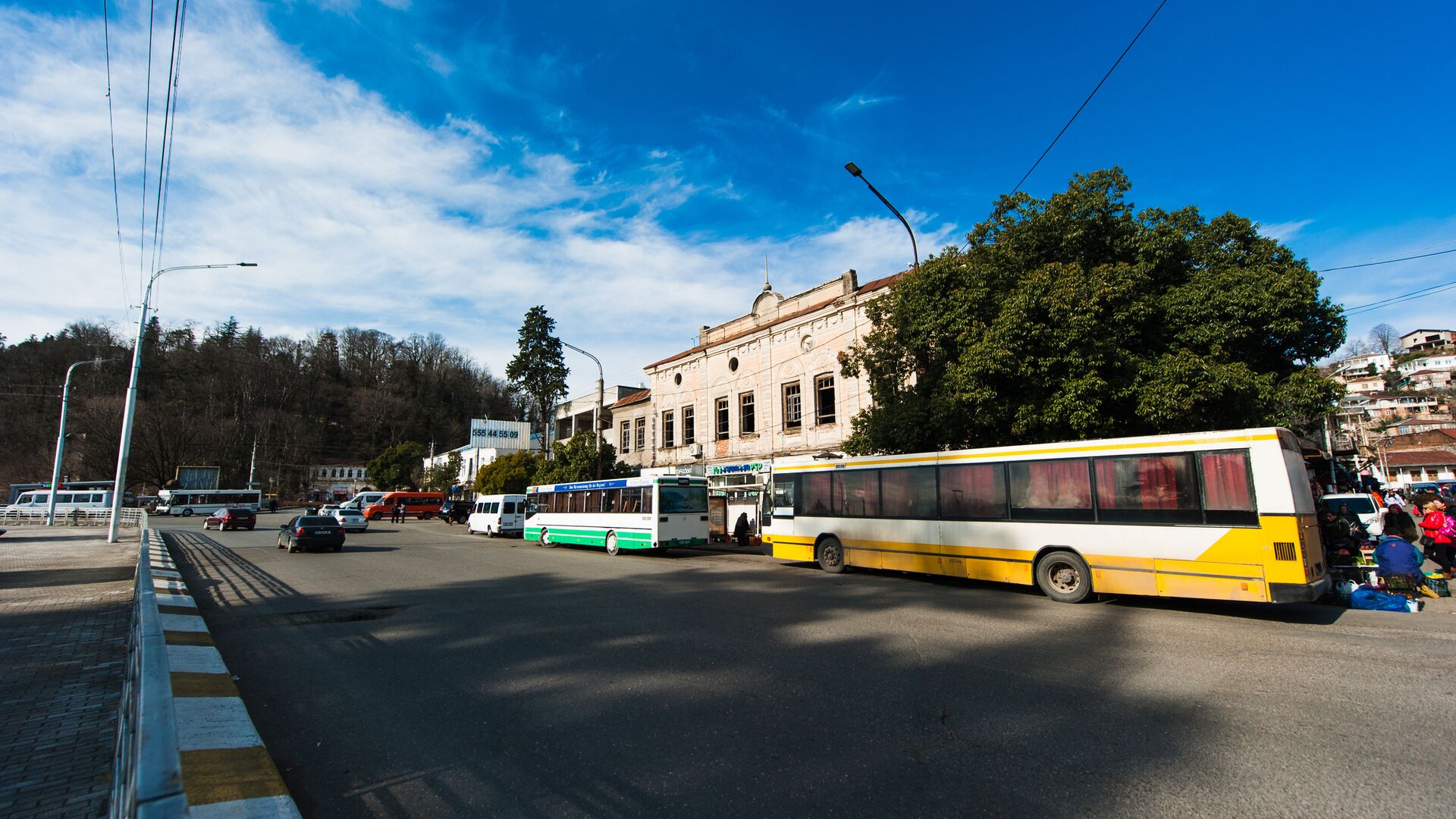 Автобусы на остановке возле рынка в городе Кутаиси - Sputnik Грузия, 1920, 26.03.2023