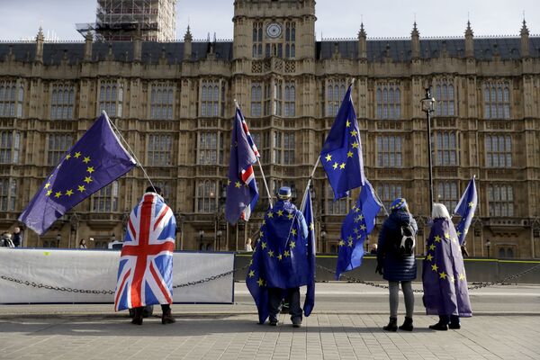 Сторонники ЕС с флагами Евросоюза проводят пикет в Лондоне, протестуя против выхода Великобритании из Европейского союза - Sputnik Грузия
