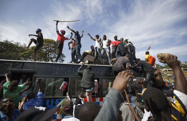 Сторонники лидера кенийской оппозиции собираются в центре Найроби, чтобы встретить своего кумира на торжественной церемонии - Sputnik Грузия