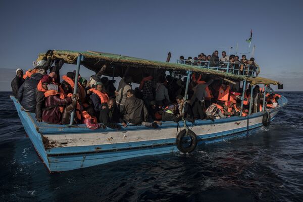 Около 330 беженцев и мигрантов из Эритреи и Бангладеш ждут спасения в море, после того, как они на деревянной лодке покинули Ливию в попытке добраться до Европы - Sputnik Грузия