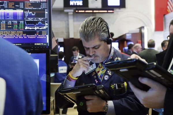 Трейдер Джон Панин работает на площадке Нью-Йоркской фондовой биржи. Основные фондовые индексы США немного снизились в начале торгов в понедельник, так как потери технологических компаний перевешивали прибыль - Sputnik Грузия