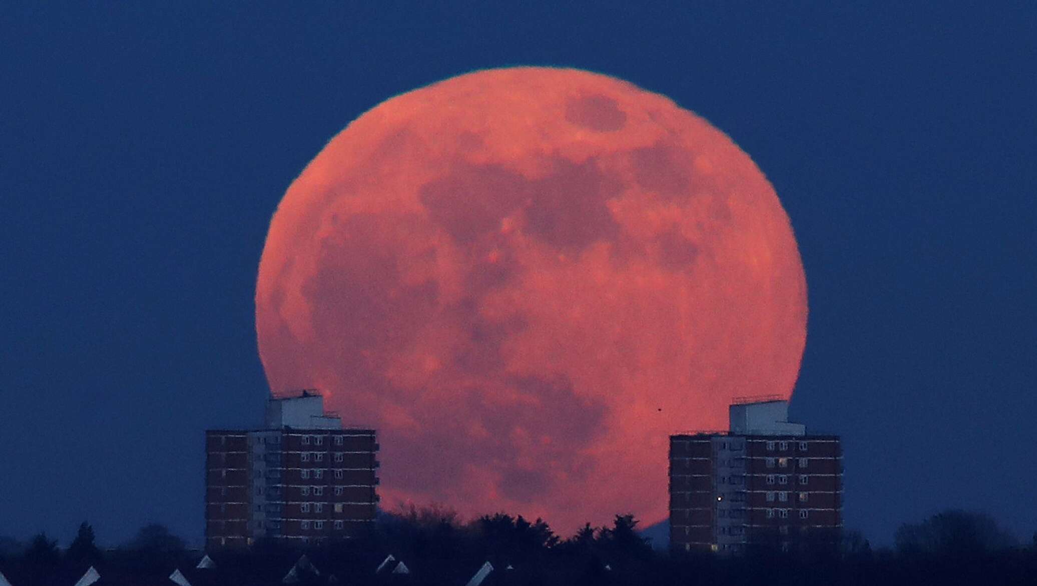 Кровавая луна почему. Кровавая Луна 2022. Лунное затмение Кровавая Луна. Суперлуние красная Луна. Кровавая Луна 2021 суперлуние.