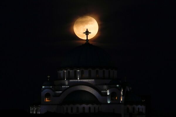 Полная Луна во время Суперлуния над Белградом на фоне собора Святого Саввы - Sputnik Грузия