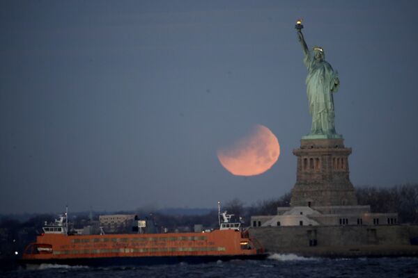 Статуя Свободы в Нью-Йорке на фоне восходящей Луны во время Суперлуния - Sputnik Грузия
