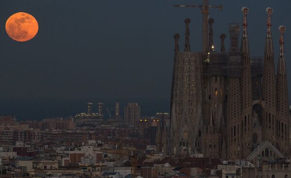 Храм Саграда-Фамилия в Барселоне, который освещает Голубая кровавая луна во время Суперлуния - Sputnik Грузия