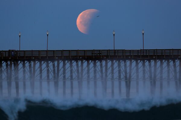 Голубая кровавая Луна на фоне океанского пирса в Оушенсайд, Калифорния - Sputnik Грузия