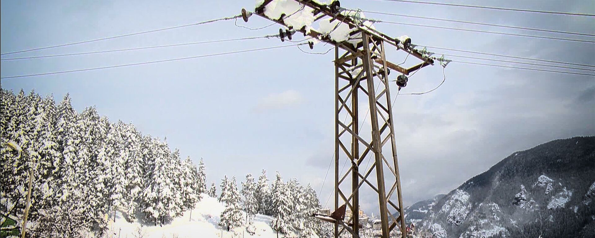 Высоковольтная линия электропередач зимой в высокогорном Хулойском районе Аджарии - Sputnik Грузия, 1920, 17.02.2021