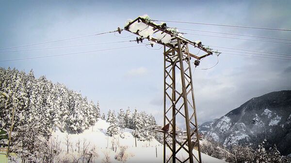 Высоковольтная линия электропередач зимой в высокогорном Хулойском районе Аджарии - Sputnik Грузия