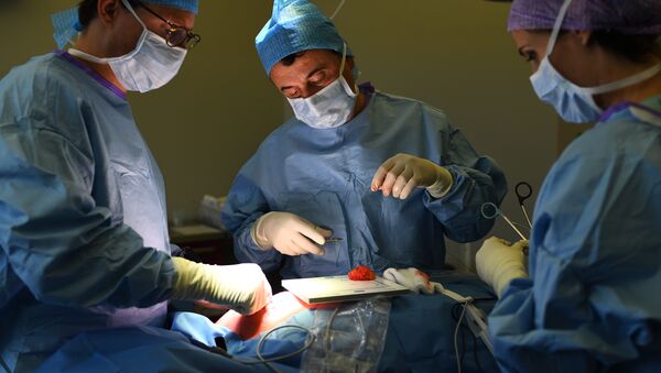 ექიმები ოპერაციას უკეთებენ პაციენტს მკერდის კიბოს დიაგნოზით - Sputnik საქართველო