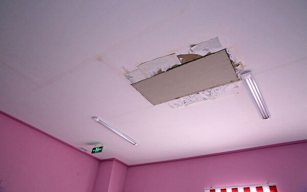 Аварийный детский сад - поврежденный потолок - Sputnik Грузия