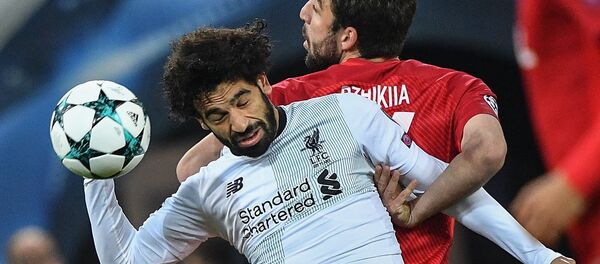 Мохаммед Салах – полузащитник сборной Ливерпуля и сборной Египта – в борьбе против защитника Спартака и сборной России Георгия Джикия - Sputnik Грузия