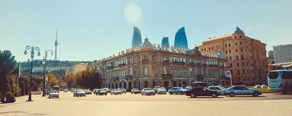 Одна из центральных улиц Баку с видом на Пламенные башни - Sputnik Грузия