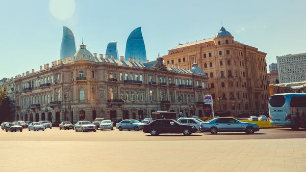 Одна из центральных улиц Баку с видом на Пламенные башни - Sputnik Грузия