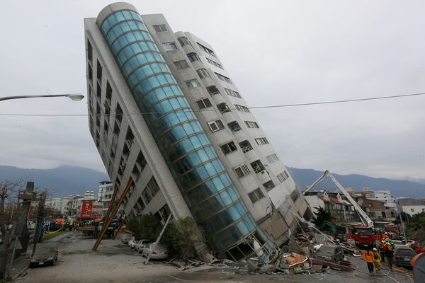 Очень опасная ситуация возникла после того, как первые четыре этажа здания одного из отелей города были разрушены, из-за чего все здание не обрушилось, но наклонилось на 45 градусов вместе с людьми, находящимися в нем - Sputnik Грузия
