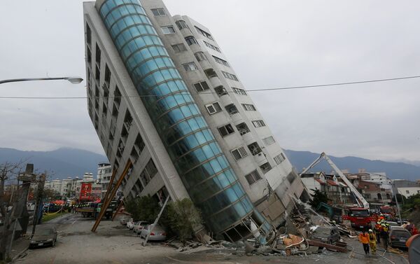 Спасатели работают на месте разрушений после сильного землетрясения на Тайване - Sputnik Грузия