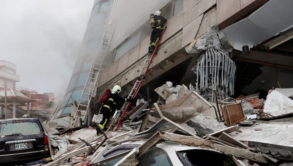 Пожарные пытаются спасти выживших среди руин здания после землетрясения на Тайване - Sputnik Грузия