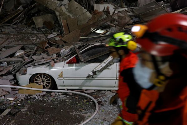 Машина под руинами обрушившегося здания после землетрясения в городе Хуалянь на Тайване - Sputnik Грузия