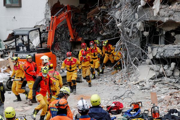 В поисково-спасательной операции в городе Хуалянь принимают участие более 1,3 тысячи пожарных, спасателей и других специалистов - Sputnik Грузия