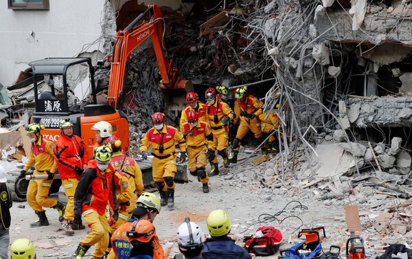 Спасатели работают на месте разрушенного землетрясением отеля в городе Хуалянь, Тайвань - Sputnik Грузия
