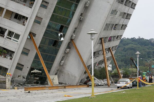 Опоры удерживают одно из зданий от дальнейшего разрушения после сильного землетрясения в городе Хуалянь на Тайване - Sputnik Грузия