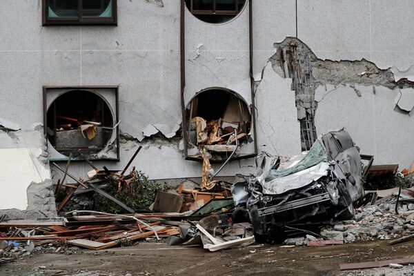 Спасатели пытаются сделать все возможное, чтобы укрепить стены разрушенных землетрясением зданий и предотвратить их обрушение до завершения поисково-спасательной операции - Sputnik Грузия