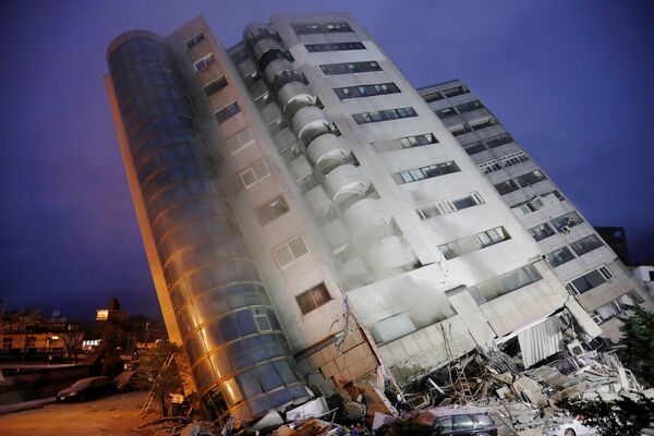 Одно из зданий в городе Хуалянь, которое после землетрясения наклонилось на 45 градусов - это отель, где в момент землетрясения находились люди - Sputnik Грузия