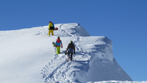Горнолыжный курорт в Сванетии - Туристы  поднимаются в гору для спуска на сноубордах - Sputnik Грузия