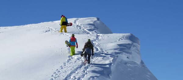 Горнолыжный курорт в Сванетии - Туристы поднимаются в гору для спуска на сноубордах Горнолыжный курорт в Сванетии - Туристы поднимаются в гору для спуска на сноубордах - Sputnik Грузия