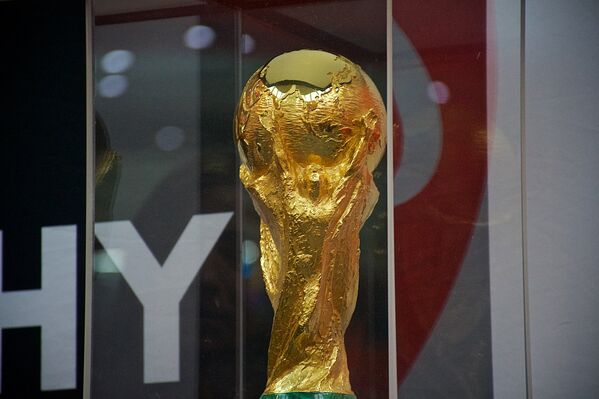 Главный трофей Чемпионата мира по футболу сделан из чистого золота, весит более 6 кг и представляет собой композицию из двух человеческих фигур, держащих земной шар на поднятых руках - Sputnik Грузия