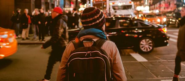 Девушка с рюкзаком на плечах переходит дорогу - Sputnik Грузия