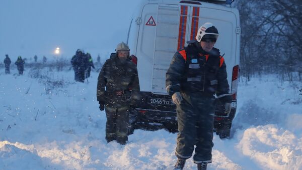 Представители чрезвычайных служб работают на месте крушения самолета Ан-148 в Подмосковье - Sputnik Грузия
