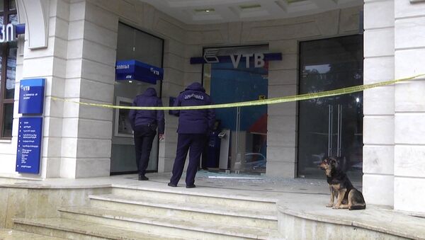 Офис ВТБ банк в Зугдиди - работа следователей и криминалистов - Sputnik Грузия