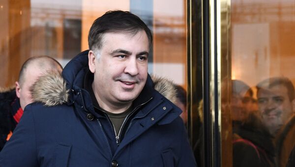 Экс-президент Грузии Михаил Саакашвили покидает отель в Киеве - Sputnik Грузия