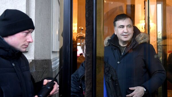Экс-президент Грузии Михаил Саакашвили покидает отель в Киеве - Sputnik Грузия