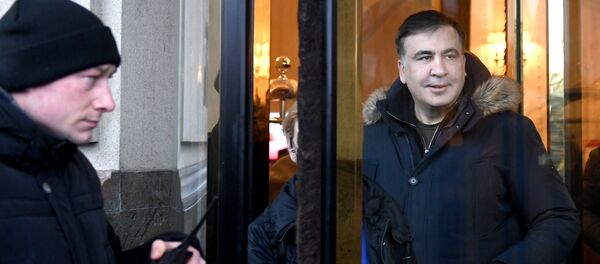 Экс-президент Грузии Михаил Саакашвили покидает отель в Киеве - Sputnik Грузия