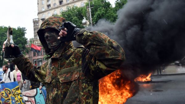 Один из сторонников украинской оппозиции в ходе акции протеста на Майдане Незалежности в Киеве, архивное фото - Sputnik Грузия