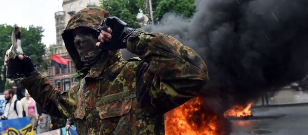 Один из сторонников украинской оппозиции в ходе акции протеста на Майдане Незалежности в Киеве, архивное фото - Sputnik Грузия