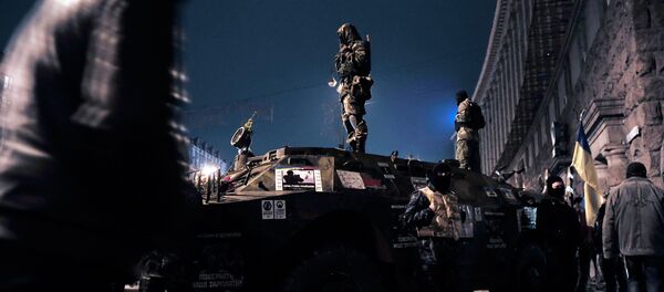 Силы оппозиции и представители органов правопорядка на Майдане Незалежности в Киеве, архивное фото - Sputnik Грузия