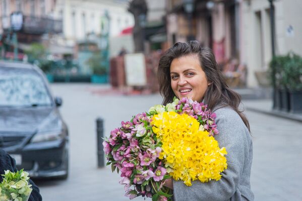 Девушки на улицах города радовались цветам и вообще, ведь скоро уже весна! - Sputnik Грузия