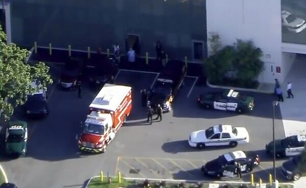 Представители чрезвычайных служб на месте стрельбы у школы в городе Паркленд, штат Флорида Представители чрезвычайных служб на месте стрельбы у школы в городе Паркленд, штат Флорида - Sputnik Грузия