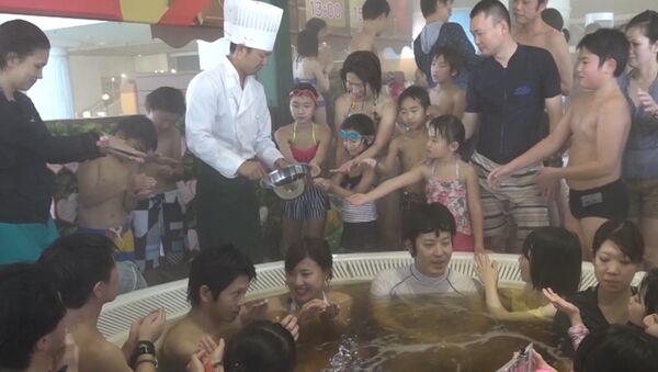 На День Святого Валентина в Японии устроили купание в шоколаде - Sputnik Грузия