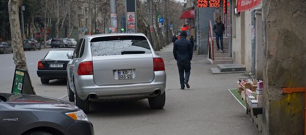 ტროტუარზე გაჩერებული ავტომობილი ტროტუარზე გაჩერებული ავტომობილი - Sputnik საქართველო