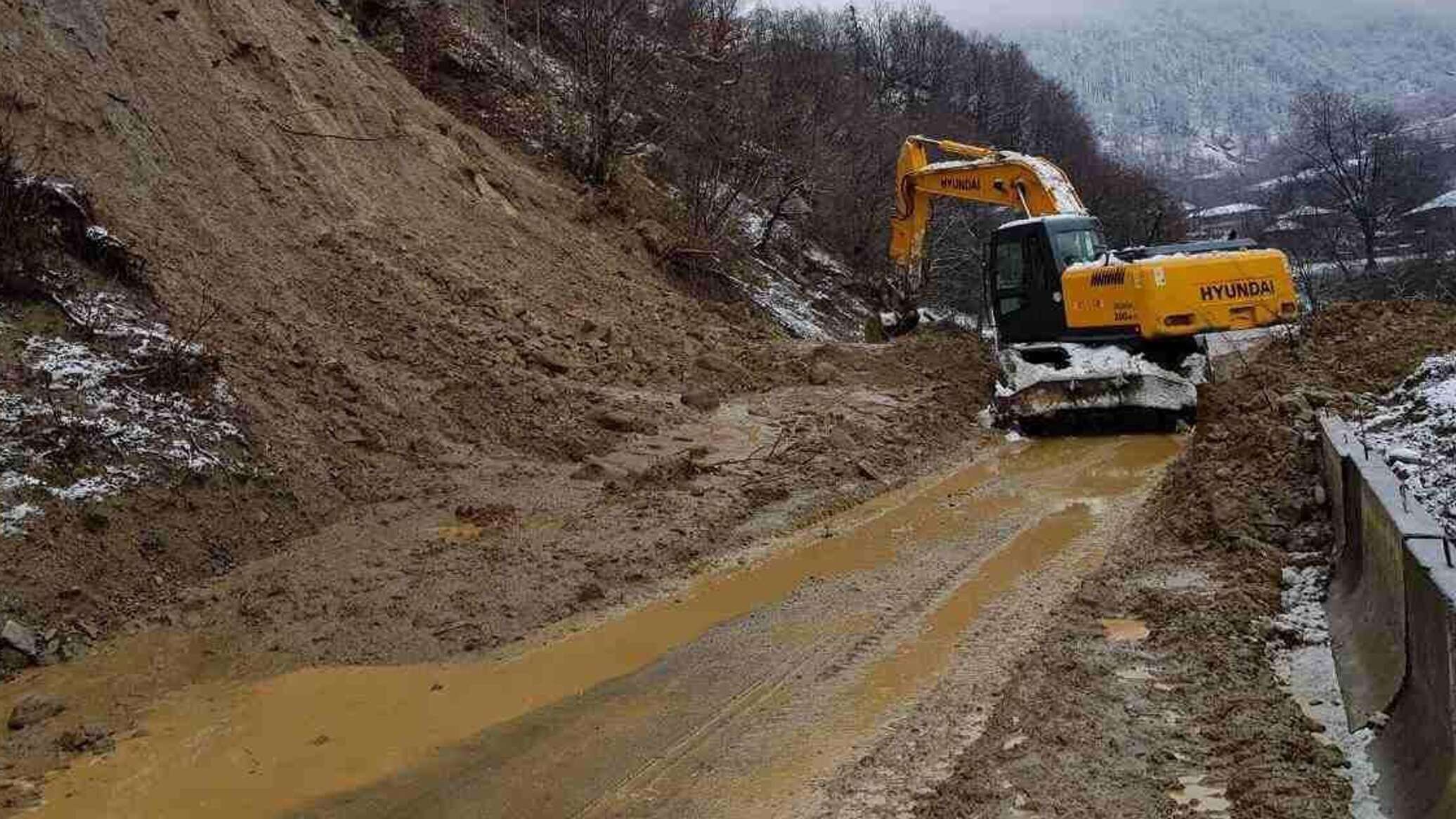 Открыто движение на поврежденной оползнем дороге на окраине Тбилиси