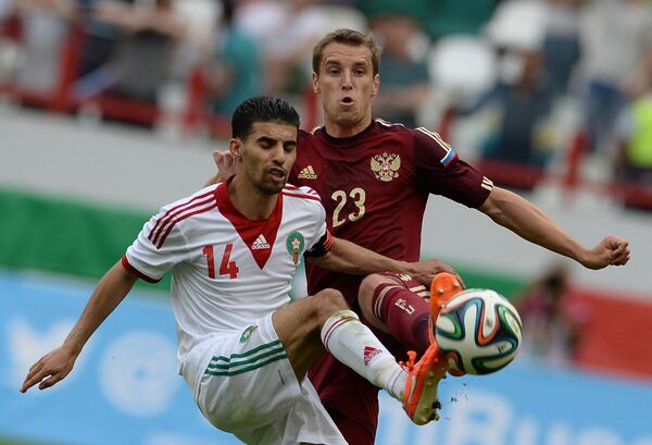 Бывший игрок Локомотива Мубарак Буссуфа и полузащитник Спартака Дмитрий Комбаров в ходе товарищеской встречи национальных сборных в 2014 году.  - Sputnik Грузия