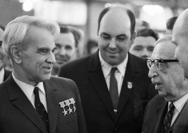 Президент Академии наук СССР Мстислав Всеволодович  Келдыш (слева), член-корреспондент Академии наук Петр Леонидович Капица (в центре) и президент Академии наук Грузинской ССР Николай Иванович Мусхелишвили (справа) - Sputnik Грузия