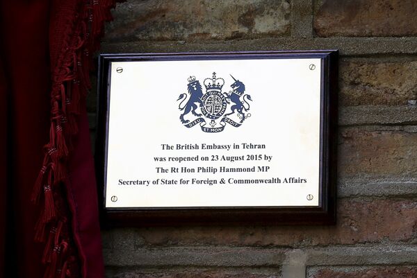 Памятная доска в честь возобновления деятельности посольства Великобритании в Тегеране в 2015 году Памятная доска в честь возобновления деятельности посольства Великобритании в Тегеране в 2015 году - Sputnik Грузия