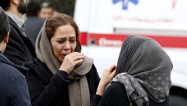 Родственники и близкие погибших при крушении самолета Aseman Airlines в Иране у аэропорта в Тегеране - Sputnik Грузия