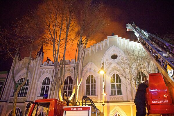 В результате пожара в историческом здании на проспекте Давида Агмашенебели огонь уничтожил площадь в 1500 квадратных метров - Sputnik Грузия
