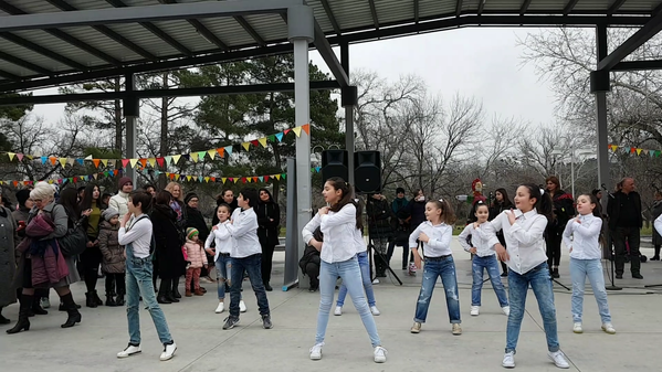 Тем временем посетителей праздника развлекали танцоры студии Hot chocolate - Sputnik Грузия