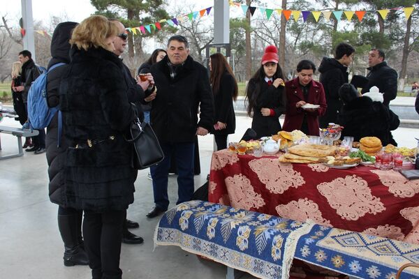 Гости праздника с удовольствием пробовали приготовленные организаторами  угощения - Sputnik Грузия